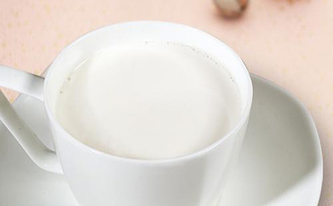 喝牛奶會加重胃潰瘍 胃潰瘍不能吃什麼 胃潰瘍禁忌食物